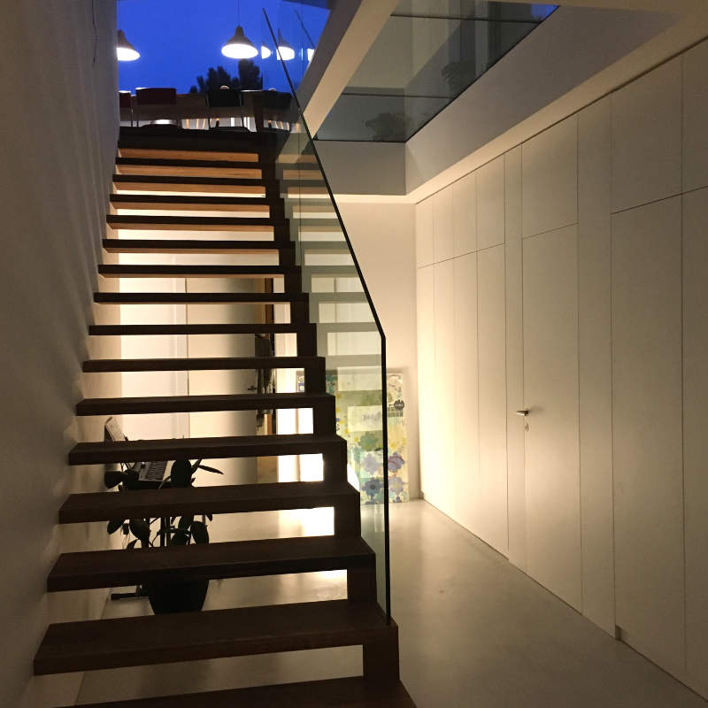 Referenzbild: Schwebende Treppe aus Eichenholz und Interieurausbau komplett
