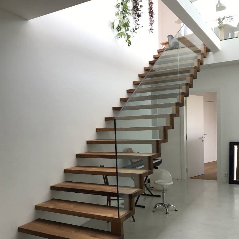 Referenzbild: Schwebende Treppe aus Eichenholz und Interieurausbau komplett