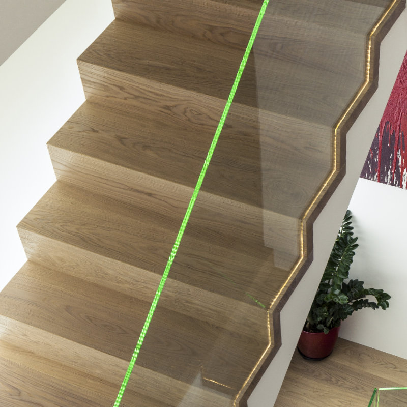 Referenzbild: Betonblocktreppe in Eiche mit Glasgeländer